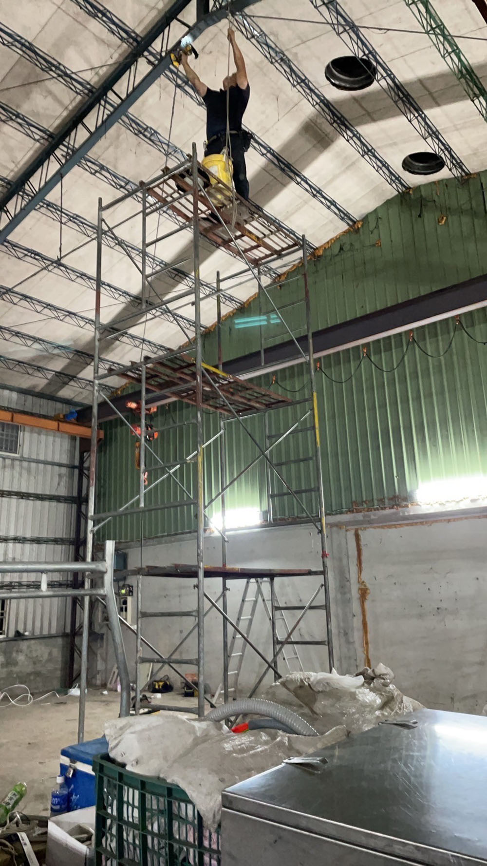 高空作業更換天井燈02