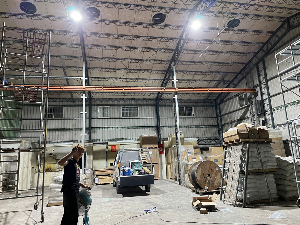 高空作業更換天井燈03