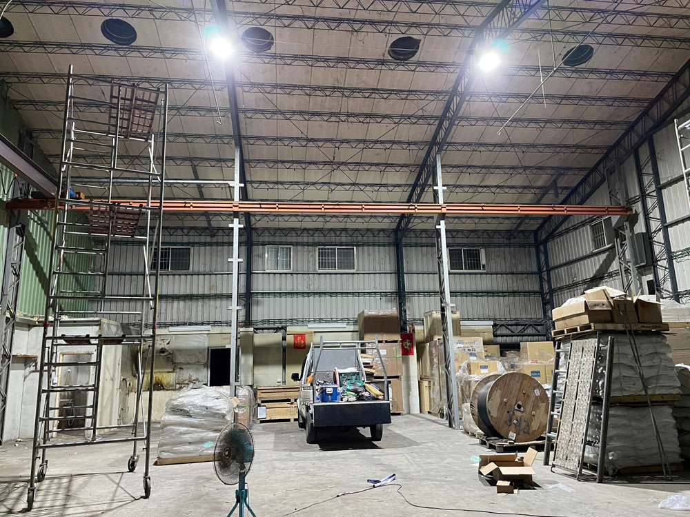 高空作業更換天井燈